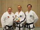 Vasemmalta Jussi Somero, puheenjohtaja, Sabumnim Kristian Linjamäki, 4 dan, pääopettaja ja Leon Schadvoyn, rahastonhoitaja.